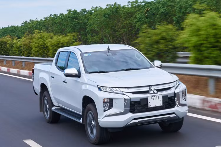 Giá xe Mitsubishi Triton mới bản tiêu chuẩn tại Việt Nam là 630 triệu đồng, riêng 2 phiên bản Mitsubishi Triton Athlete có giá lần lượt là 760 triệu đồng và 885 triệu đồng.