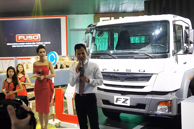 Với chủ đề “Cùng doanh nghiệp hướng đến thành công”, toàn bộ thiết kế của gian hàng và cách bài trí trên từng sản phẩm nhất quán truyền tải thông điệp sự gắn kết bền vững và hỗ trợ đắc lực của FUSO dành cho khách hàng cá nhân và doanh nghiệp trên mọi nẻo đường.