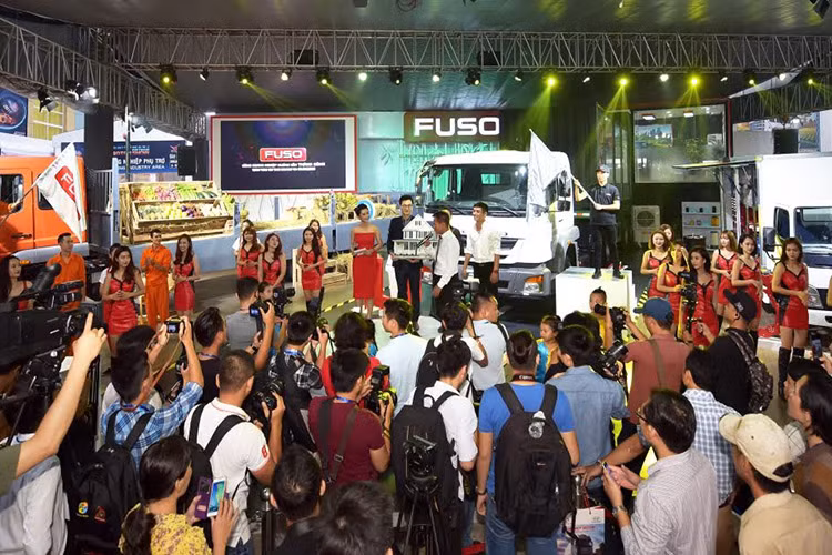 Theo ông Nguyễn Duy Đoàn, đại diện Fuso cho biết, “Xe thương mại tuy không sở hữu một vẻ ngoài hào nhoáng như xe du lịch nhưng tiềm năng về giá trị kinh tế đem lại là vô cùng lớn. Không một nền kinh tế nào có thể vận hành nếu thiếu vắng sự hỗ trợ của những chiếc xe thương mại đang vận chuyển hàng hóa mỗi giờ, mỗi ngày...".