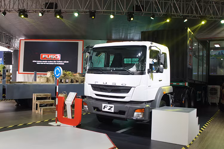 Khác với vẻ “trầm tính” vốn có của một gian hàng xe thương mại, khu vực trưng bày xe FUSO năm nay được thiết kế dựa trên ba tông màu chủ đạo trắng, đỏ, đen đan xen; kết hợp những vật liệu thô có thiết kế hình khối sắc nét, tạo không gian cá tính, năng động và hiện đại.