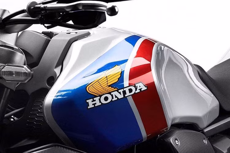 Cụ thể, toàn bộ các chi tiết thân xe đã được Honda sơn màu xám bạc hiện đại để nhấn mạnh thiết kế một phần hướng về tương lai của ngôn ngũ Neo Sports Cafe, nhưng trang trí CB1000R+ lại là các đường kẻ 3 màu đặc trưng đỏ-trắng-xanh.