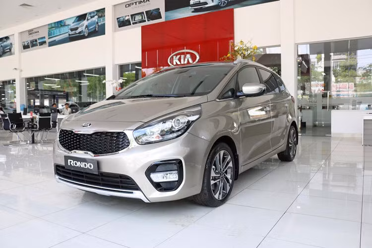 3 phiên bản động cơ xăng còn lại là loại động cơ 2.0 lít, công suất 159 mã lực tại vòng tua 6.500 vòng/phút và mô men xoắn cực đại 194 Nm/4.800 vòng/phút, đi kèm hộp số tự động 6 cấp và số sàn 6 cấp. An toàn trên gồm; hệ thống chống bó phanh ABS, cân bằng điện tử EBD, kiểm soát hành trình, cảm biến đỗ xe trước và sau, camera lùi, cân bằng điện tử ESP, ổn định thân xe VSM, khởi hành ngang dốc HAC, 6 túi khí,...