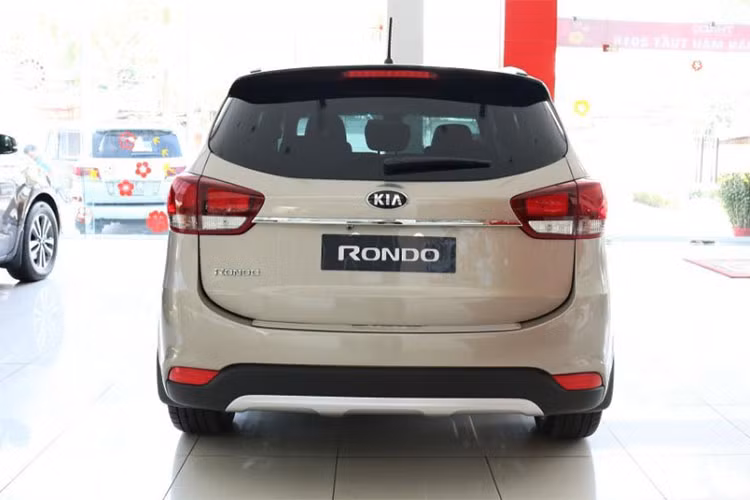 Xe sở hữu cụm đèn pha thiết kế dạng mắt lồi, trong khi đó đèn sương mù dạng hình chữ nhật nằm ngang nằm ở hố hút gió phía trước. Phần đuôi xe ấn tượng với cụm đèn hậu lớn, một phần tích hợp ngay trên nắp ca-pô sau của xe. Đuôi xe cũng khá sang trọng và hiện đại với cụm đèn hậu sử dụng công nghệ LED trên phiên bản GATH.