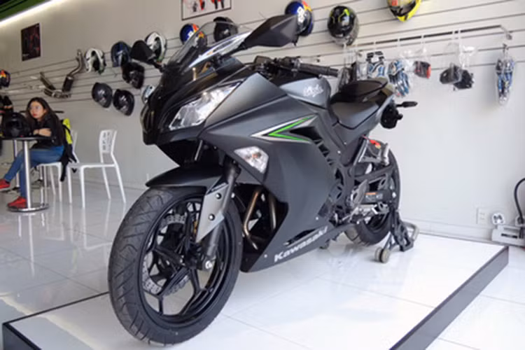 Theo nhà sản xuất Nhật Bản công bố, tốc độ tối đa của xe sẽ là 180,9 km/h, thời gian tăng tốc 0-100 km/h là 5,6 giây và đặc biệt là chỉ tiêu thụ khoảng 3,4 lít xăng/100 km. Đây là mức khá tiết kiệm so với một chiếc xe môtô thể thao 300 phân khối.