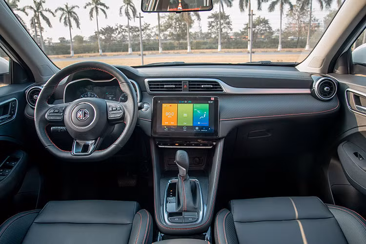 Bên cạnh vô lăng đa chức năng với hệ thống Cruise Control được thiết kế riêng biệt, MG ZS mới còn sở hữu màn hình 10.1 inch thông minh, được phát triển bởi chính MG, hỗ trợ kết nối cả Apple CarPlay và Android Auto. MG ZS Smart Up STD+ mới sở hữu khoang chứa đồ ấn tượng với dung tích 359L, và tăng lên tới 1.166L khi hàng ghế sau được gập linh hoạt 60:40.