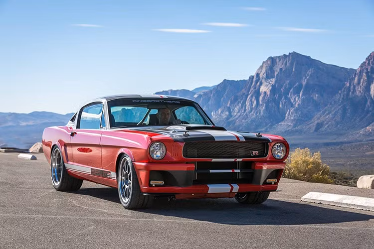 Bên cạnh việc vén màn phiên bản Mustang đặc biệt với thân xe được cấu tạo bằng chất liệu carbon, Ringbrothers còn đem đến triển lãm SEMA 2015 mẫu xe cổ “SPLITR” Mustang fastback 1965.