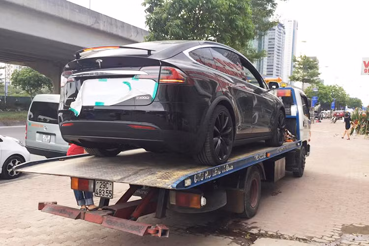 Đây là phiên bản Tesla X P100D đầu tiên tại Việt Nam tính đến thời điểm hiện tại. Chiếc xe sở hữu ngoại thất màu đen, kẹp phanh màu đỏ. Nội thất bọc da màu đen cùng màu ngoại thất. Điểm gây ấn tượng của chiếc Model X là kiểu cửa cánh chim ở hai hàng ghế sau được mở hất lên trời.