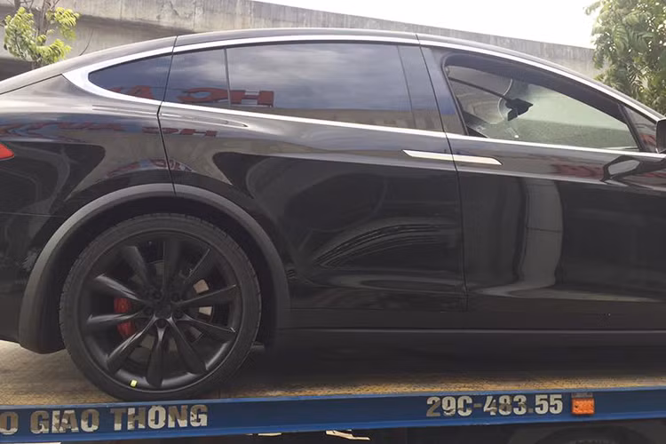 Điểm cực "độc" của mẫu xe ôtô điện Model X đó là cửa sau mở lật lên dạng cánh chim một cách gọn gàng. Nó còn được nhiều người ví von là một "kỳ quan công nghệ" trên 4 bánh xe, bắt đầu từ cửa trước có khả năng tự động mở khi phát hiện người tới gần, thậm chí, cửa bên tài xế của Tesla Model X còn có thể tự động đóng và mở khi người lái tiến đến gần.