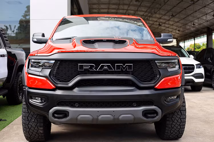 Cung cấp sức mạnh cho Ram 1500 TRX là khối động cơ siêu nạp V8 6.2L HEMI - chia sẻ từ các dòng Dodge Challenger/Charger Hellcat - sản sinh công suất hơn 702 mã lực và mô-men xoắn cực đại 881 Nm, đi kèm hộp số tự động ZF 8 cấp và hệ dẫn động 4 bánh, Ram 1500 TRX chỉ cần 4,5 giây để tăng tốc từ 0 - 96 km/h, chạy hết đường thẳng 400 m trong 12,9 giây và có tốc độ tối đa 190 km/h.