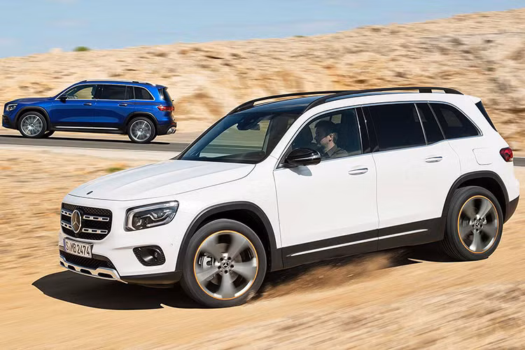 Mẫu xe SUV hạng sang Mercedes-Benz GLB 2020 mới bất ngờ được vén màn. Đúng như tên gọi, nó được định vị giữa 2 người anh em GLA và GLC. Xe sở hữu chiều dài 4.634 mm, rộng 1.834 mm, cao 1.658 mm hoặc 1.662 mm với bản 7 chỗ và chiều dài cơ sở 2.829 mm. So với B-Class thế hệ mới, GLB 2020 có chiều dài cơ sở nhỉnh hơn 100 mm.