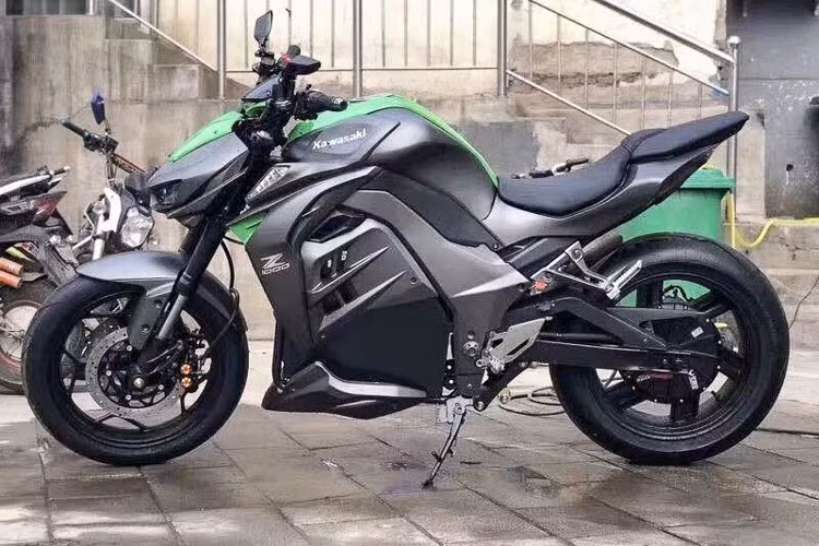 Mới đây, một loại xe máy điện hoàn toàn mới đang được người dùng quan tâm, tuy nhiên không phải là khn ngợi mà chủ yếu là chê bai. Chiếc xe đó chính là một chiếc xe máy điện xuất xứ từ Trung Quốc mang kiểu dáng hết sức hầm hố được làm nhái xe Kawasaki Z1000.