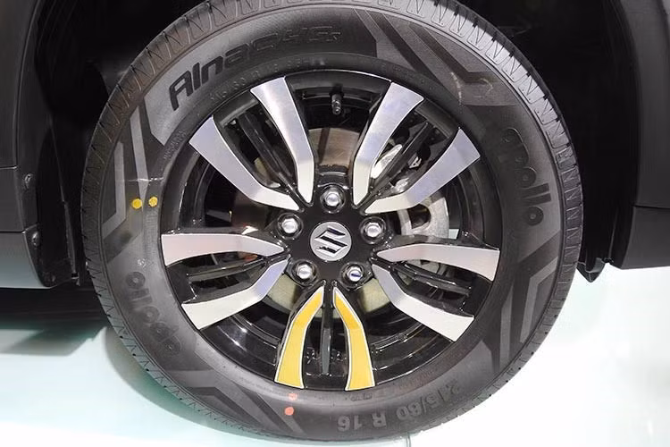 Vốn được phát triển dựa trên cơ sở gầm bệ MSIL tương tự "người anh em" Suzuki Baleno, Vitara Brezza sở hữu khoang hành lý 328 lít, la zăng 5 chấu kép mạnh mẽ đi kèm lốp có kích thước 215/60 R16 của hãng Apollo cùng với chiều cao gầm 198 mm.