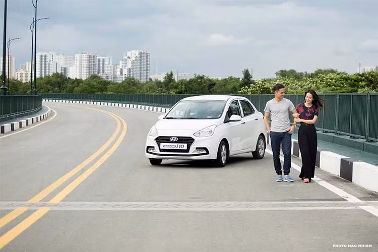 Phiên bản rẻ nhất theo báo giá mới của năm 2018 cụ thể gồm; 1.0 MT Base sẽ có giá 315 triệu đồng, bản 1.0 AT có giá 380 triệu đồng. Ở lựa chọn động cơ 1.2L, bản MT base 5 cửa giá 330 triệu đồng và sedan là 350 triệu đồng. Bản số tự động 1.2L AT 5 cửa giá 395 triệu đồng và sedan Hyundai i10 là 415 triệu đồng.