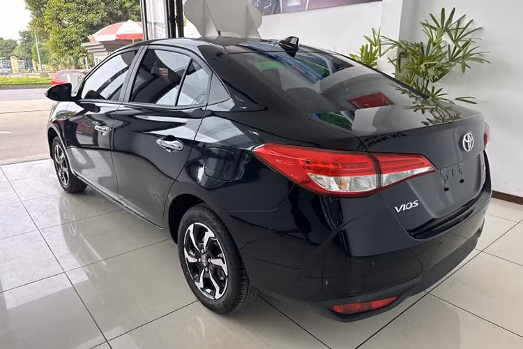 Trong khi đó, chủ xe đang rao bán Toyota Vios giá 565 triệu đồng đi kèm cam kết đầy đủ giấy tờ, bảo hành hãng, không đâm đụng, không ngập nước. Như vậy, ngoài việc bán với giá thấp hơn mức niêm yết, chủ nhân chiếc Vios G 2023 còn mất nguyên tiền ra biển chỉ sau 200 km lăn bánh.