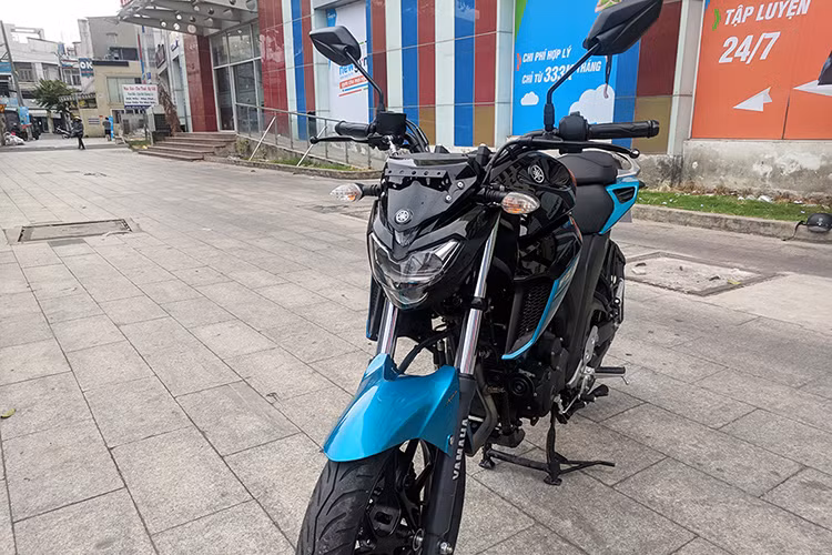 Đèn pha của Yamaha FZ25 2019 có thiết kế hai tầng ứng dụng công nghệ LED, phía trên là kính chắn gió nhỏ che chắn cho bảng đồng hồ của xe. Đèn xinhan của xe vẫn được bố trí hai bên đầu đèn như thiết kế cũ.