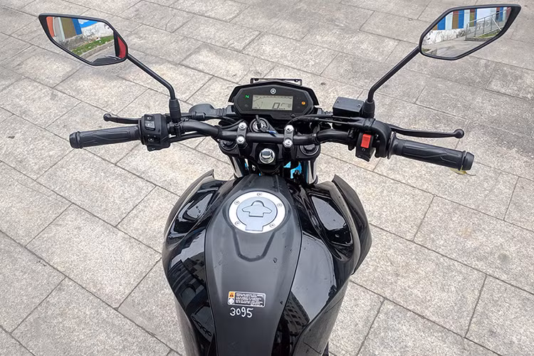 Bình xăng của Yamaha FZ25 có dung tích 14 lít, có thiết kế khá to và cơ bắp. Bảng đồng hồ của xe là màn hình kỹ thuật số đơn sắc, hiển thị các thông tin như vòng tua máy, vận tốc, cấp số, hành trình và lượng xăng.