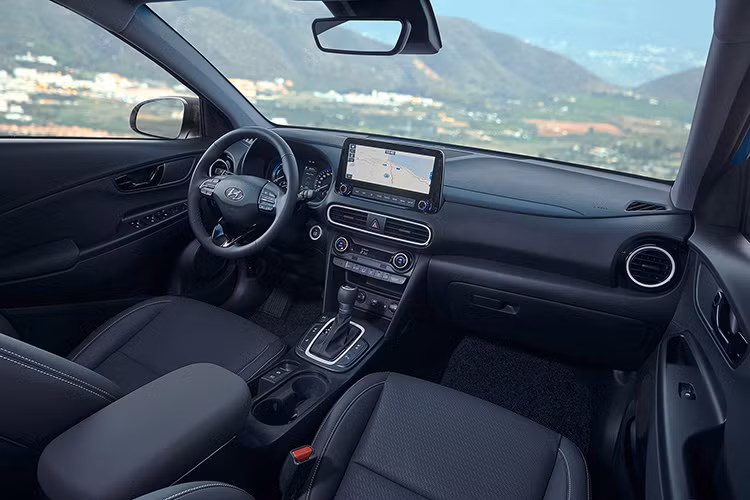 Bên trong xe xuất hiện hệ thống Hyundai Blue Link, cho phép người lái mở/khóa cửa từ xa thông qua ứng dụng trên điện thoại thông minh. Một trang bị đáng chú ý khác của Hyundai Kona Hybrid 2019 chính là hệ thống định vị Audio Video Navigation (AVN) tùy chọn, hiển thị nhiều thông tin hữu ích thông qua màn hình cảm ứng 10,25 inch và có tính năng ra lệnh bằng giọng nói với 6 ngôn ngữ dựa trên điện toán đám mây.