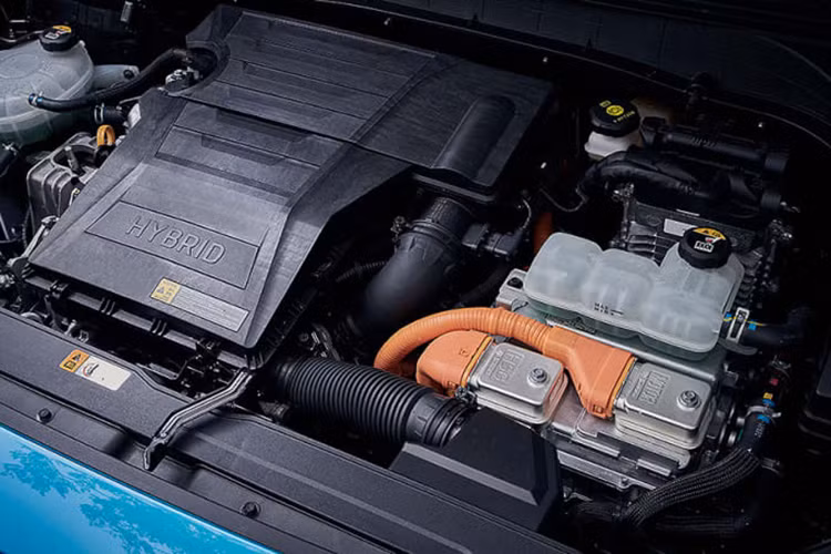 Kona Hybrid mới sở hữu khối động cơ xăng Atkinson GDI 4 xi-lanh, dung tích 1,6 lít, sản sinh công suất tối đa 105 mã lực và mô-men xoắn cực đại 147 Nm. Động cơ này kết hợp với mô-tơ điện nam châm vĩnh cửu có công suất tối đa 43,5 mã lực và mô-men xoắn cực đại 170 Nm. Tổng cộng, xe sở hữu công suất 141 mã lực và mô-men xoắn 265 Nm.