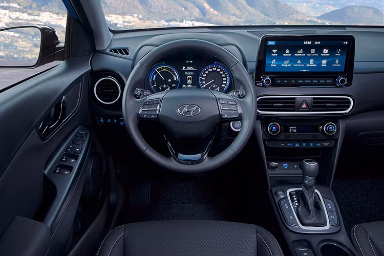 Trong khi đó, hệ thống thông tin giải trí Display Audio tiêu chuẩn của Hyundai Kona Hybrid 2019 đi với màn hình 7 inch, hỗ trợ ứng dụng Apple CarPlay và Android Auto. Trang bị tùy chọn còn bao gồm màn hình hiển thị thông tin trên kính chắn gió, sạc điện thoại thông minh không dây Qi, sưởi vô lăng, ghế trước sưởi/làm mát và sưởi ghế sau.