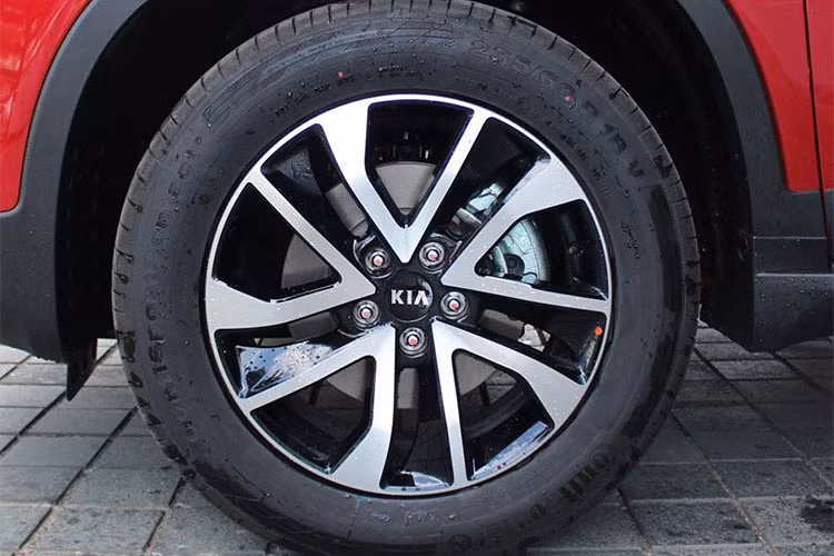 Bộ mâm đúc kiểu mới vẫn sẽ là loại 18 inch, đi cùng lốp Continental có kích cỡ 235/60R18. Kiểu mâm mới chuyển sang dạng 5 cánh kép hai màu đen – phay với các đường nét thẳng tắp, không còn kiểu “bông hoa” như trước. Cản sau được làm mới với ốp cản sau bô kép được chia ra 2 bên. Thay đổi cuối cùng là thiết kế lưới tản nhiệt dạng sọc đứng.