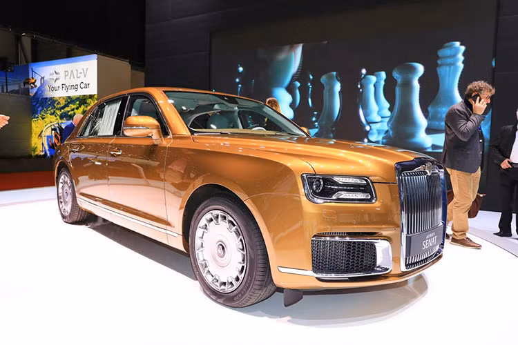 Bên dưới nắp capô của Aurus Senat là hệ thống động cơ hybrid xăng-điện với máy V8, dung tích 4,4 lít. Động cơ tăng áp này tạo ra công suất tối đa 598 mã lực và mô-men xoắn cực đại 880 Nm. Mô-tơ điện sẽ bổ sung 40 mã lực nữa. Toàn bộ sức mạnh được truyền tới cả 4 bánh thông qua hộp số tự động 9 cấp.
