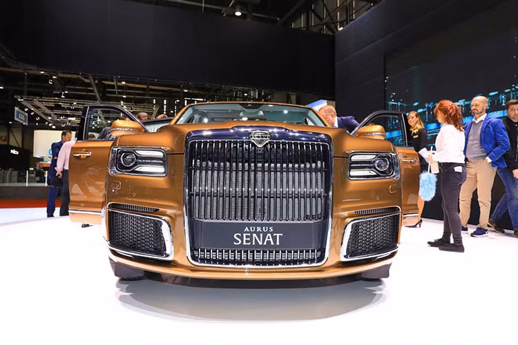 Thu hút sự chú ý hơn cả là chiếc limousine bọc thép chống đạn Aurus Senat. Chiếc xe limousine này sở hữu chiều dài 6.630 mm và chiều dài cơ sở 4.300 mm. Hai thông số này nhỉnh hơn cả Rolls-Royce Phantom EWB và Maybach 62 cũ. Trong khi đó, chiếc Aurus Senat sedan nhỏ hơn với chiều dài 5.630 mm và chiều dài cơ sở 3.300 mm.