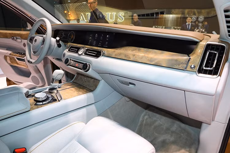 Những chi tiết đáng chú ý khác bên trong "Rolls-Royce của người Nga" bao gồm vô lăng 2 chấu bọc da, cửa gió điều hòa gợi liên tưởng đến ô tô Bentley, đồng hồ chỉ giờ dạng analogue theo đúng phong cách xe sang và điều hòa tự động 2 vùng tích hợp màn hình kỹ thuật số.