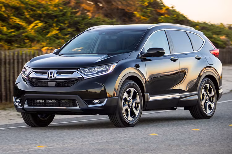 Với 32.206 chiếc bán ra trong tháng 11, Honda CR-V nghiễm nhiên nằm trong top 10 các xe bán chạy nhất ở Mỹ. Nó được đánh giá là mẫu xe gia đình rộng rãi và tiện dụng. Những nâng cấp mới còn giúp cho không gian nội thất và khoang hành lý rộng rãi hơn. Động cơ tăng áp 1.5 L cũng giúp xe vận hành ổn định và tiết kiệm nhiên liệu.