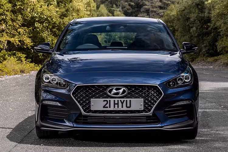 Về ngoại hình, chiếc Hyundai i30 N Line giá rẻ mới nhất này không có bất kỳ điểm khác biệt nào so với model đầu tiên được ra mắt vào tháng 7/2018. Xe vẫn sở hữu kích thước dài, rộng, cao lần lượt là 4.340 x 1.795 x 1.455 mm và trục cơ sở 2.650 mm. Cụm lưới tản nhiệt hình lục giác có họa tiết tổ ong, hệ thống đèn chiếu sáng dạng led hiện đại...