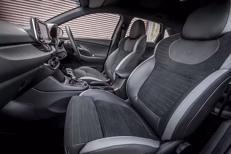 Các trang bị an toàn của chiếc xe Hyundai i30 N Line giá rẻ mới này cũng được chú trọng với phanh tự động khẩn cấp, hệ thống hỗ trợ giữ làn, cảnh báo chuyển làn, cảnh báo người lái mất tập trung và hỗ trợ khởi hành ngang dốc..., không hề kém cạnh bản cao hơn.