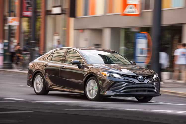 Nếu ở phân khúc sedan hạng C, Mazda đã lấy đi niềm tự hào Coralla Altis của Toyota, thì lên đến phân khúc hạng D, Toyota quyết không để điều đó xảy ra với mẫu sedan mang tính biểu tượng của hãng. Camry vẫn luôn đứng vững vị trí “ngôi vương” tại Việt Nam trong nhiều năm qua. 