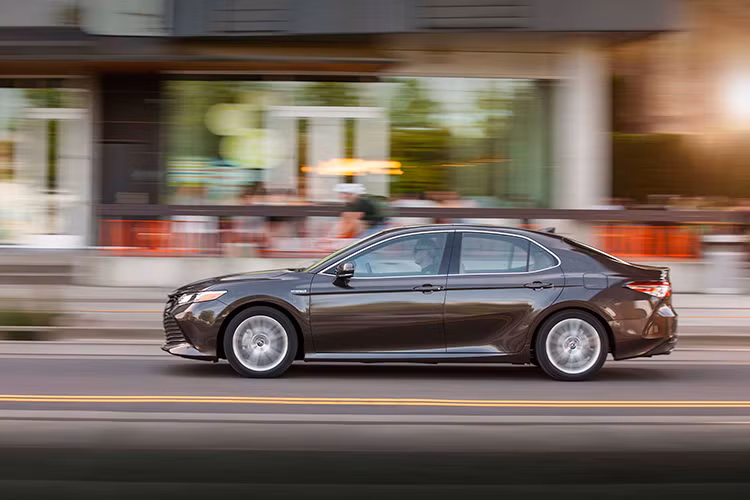 Toyota Camry 2019 sẽ được giới thiệu tại thị trường Việt Nam vào tháng 4 năm nay, Theo đại lý chính hãng, Camry 2019 sẽ chỉ còn 2 phiên bản là 2.0G và 2.5G, tương ứng với 2 loại động cơ, một là loại có dung tích 2.0 lít cho công suất tối đa 167 mã lực và mô-men xoắn cực đại 199Nm, đi kèm hộp số tự động 6 cấp. Còn lại là loại có dung tích 2,5 lít, sản sinh công suất tối đa 209 mã lực và mô-men xoắn cực đại 250Nm, hộp số tự động 8 cấp là tiêu chuẩn.