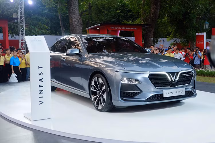 LUX A2.0 là mẫu sedan đầu tiên của Vinfast, xe được xây dựng trên nền tảng của BMW 5 Series với thiết kế đến từ Pininfarina. Được định vị là sedan hạng sang, LUX A2.0 sở hữu thiết kế thời thượng và trang bị hiện đại, đậm chất châu Âu, VinFast tự tin sẽ ghi dấu trong lòng khách hàng Việt.