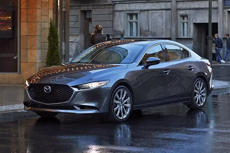 Mẫu xe Mazda3 2019 mới trở thành cái tên được ví như “ông trùm” của phân khúc sedan hạng C, vượt mặt cả Toyota Corolla Altis một thời lẫy lừng tại Việt Nam. Với phong cách hướng tới sự tối giản nhưng cũng không kém phần thanh lịch và ấn tượng, Mazda3 2019 khiến khách hàng phải “yêu” ngay từ cái nhìn đầu tiên.
