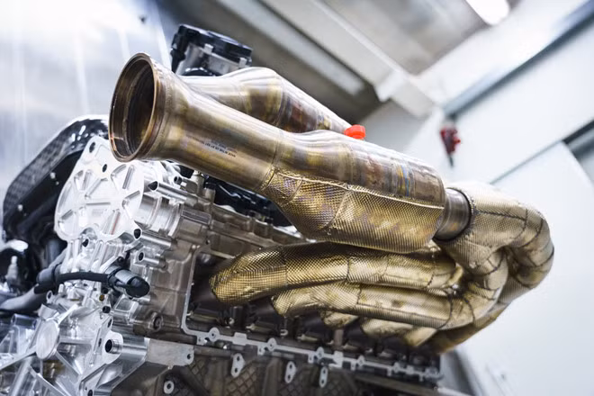 Aston Martin vẫn giữ bí mật về công nghệ hybrid trên siêu xe này, nhưng một số nguồn tin rò rỉ cho thấy, tổng sức mạnh của Aston Martin Valkyrie lên tới 1.130 mã lực. Như vậy, mô tơ điện trên Aston Martin Valkyrie sẽ có công suất 130 mã lực, hỗ trợ đáng kể cho khả năng tăng tốc của xe.