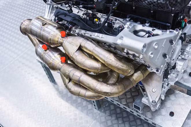 Rất khó để phản biện lại lời khẳng định của hãng xe Aston Martin, khi động cơ này đạt vòng tua máy tối đa lên tới 11.100 vòng/phút và sản sinh công suất 153,8 mã lực trên mỗi lít.