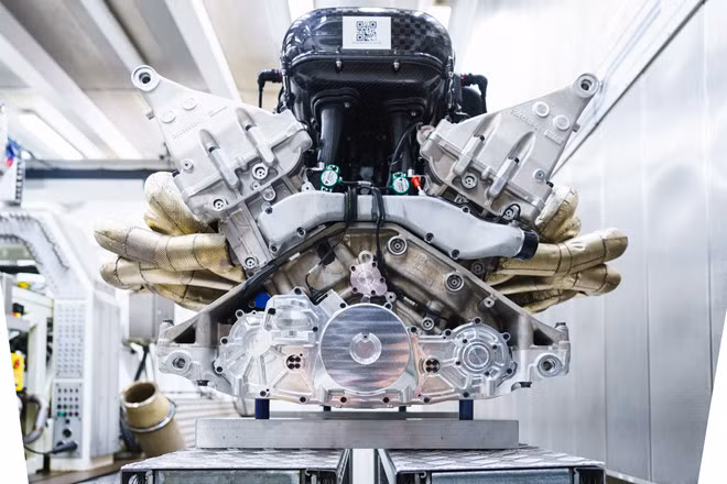 Trở lại với động cơ V12, Aston Martin cho biết nó được sản xuất đặc biệt, sử dụng vật liệu titanium và piston đạt tiêu chuẩn xe Công thức một.