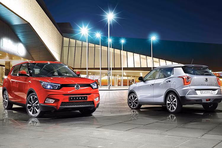 Thuộc phân khúc SUV hạng B, mẫu xế hộp Hàn Quốc - Tivoli của SsangYong với nhưng đường nét cứng, dứt khoát đầy nét cơ bắp. Thiết kế của xe SsangYong Tivoli mới bị ảnh hưởng khá lớn từ cặp đôi xe concept XIV Air và XIV Adventure từng ra mắt dưới dạng concept tại Paris Motor Show 2014.