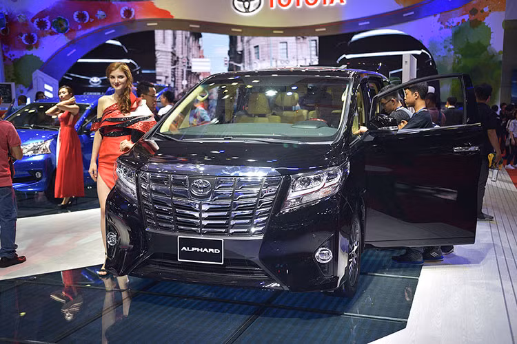 Mẫu xe Alphard được giới thiệu lần đầu tiên dưới dạng xe minivan tại Nhật Bản vào năm 2002. Cái tên Alphard bắt nguồn từ chữ “Alpha” trong tiếng Hy Lạp, gợi lên một hình ảnh của ngôi sao sáng nhất trong những chòm sao. Alphard được giới thiệu là một mẫu xe đa dụng (MPV) cỡ lớn hạng sang với ngoại thất hiện đại, nội thất tiện nghi, khả năng vận hành xuất sắc và độ an toàn cao.
