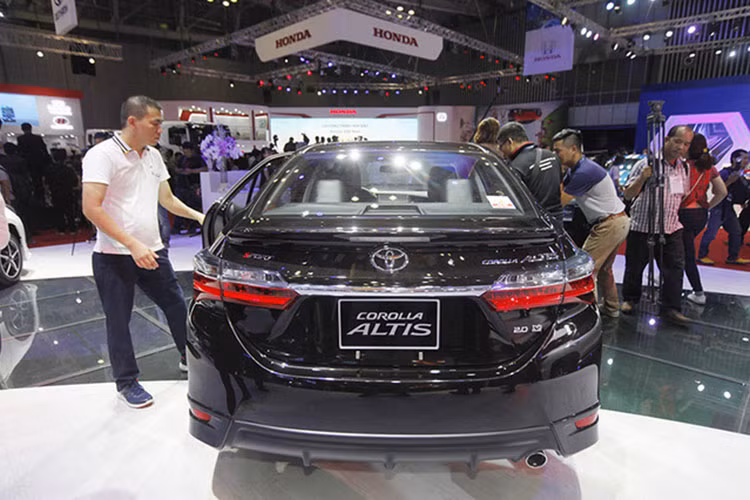 Tại thị trường ôtô Việt Nam, mẫu xe Toyota Corolla lần đầu tiên được giới thiệu vào năm 1996, đến nay đã trở thành một trong những mẫu xe được ưa chuộng trên thị trường, với tổng doanh số bán cộng dồn đạt gần 63.000 xe (tính đến hết tháng 6/2017).
