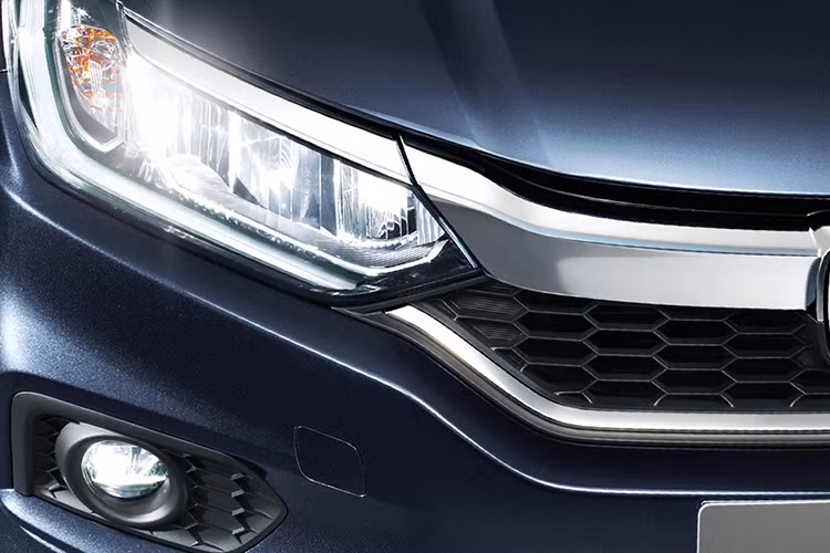 Tương tự ở các thị trường khác, Honda City 2017 tại Việt Nam cũng sở hữu thiết kế mới mẻ và trang thiết bị tiêu chuẩn cao cấp hơn. Phần đầu chiếc xe đã được thiết kế lại hoàn toàn và có nhiều nét giống đàn anh Accord, Civic nhờ phần lưới tản nhiệt được làm mới.
