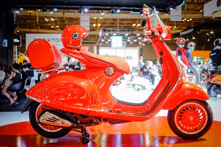 Trong những năm qua, đã từng có nhiều phiên bản đặc biệt của dòng xe tay ga hạng sang Piaggio Vespa 946 từng được tung ra thị trường như; Emporio Armani 946 hay Bellissima 946,... tuy nhiên phiên bản 946 (Vespa) Red lại có ý nghĩa đặc biệt hơn khi góp phần vào cuộc chiến chống lại căn bệnh thế kỷ AIDS của nhân loại.