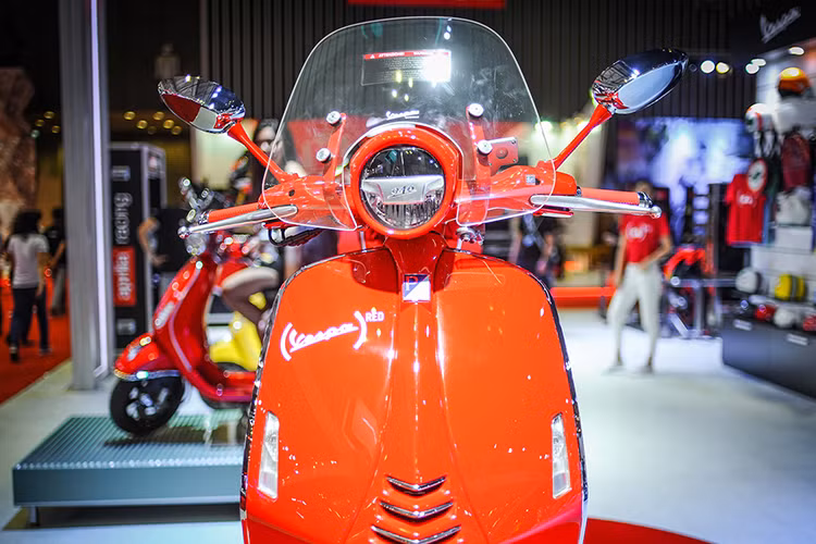 Sau nhiều hãng công nghệ và thời trang tên tuổi, năm nay hãng xe máy Piaggio cũng tham gia vào chương trình (RED) với chiếc 946 Vespa Red đặc biệt. Là một sản phẩm ủng hộ tổ chức (RED), chiếc xe cũng được sơn hoàn toàn trong tông màu đỏ tươi đặc trưng. So với các phiên bản 946 khác, xe có logo (Vespa) red đặc biệt nằm trên yếm trước.