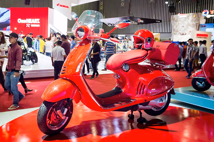 Xe ga Vespa 946 Red "chot gia" 405 trieu tai Viet Nam