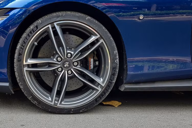 Thân xe Ferrari Roma không có những đường gân dập nổi đậm chất thể thao, mạnh mẽ hay các hốc gió. Tay nắm cửa đặt ẩn vào thân xe nhằm giảm bớt độ cản gió. Phần đuôi, chiếc xe mang phong cách mềm mại không quá thể thao, ốp cản sau làm bằng vật liệu composite nhẹ sơn đen, không có các cánh chia gió. Hệ thống ống xả thể thao với chụp ống xả bằng ceramic đắt tiền.