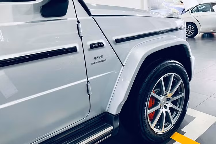 Sức mạnh được truyền tới cả 4 bánh thông qua hộp số tự động AMG Speedshift Plus 9 cấp. Nhờ đó, chiếc SUV hạng sang Mercedes-AMG G63 2019 có thể tăng tốc từ vị trí xuất phát lên 100 km/h trong thời gian 4,5 giây trước khi đạt vận tốc tối đa 220 km/h.
