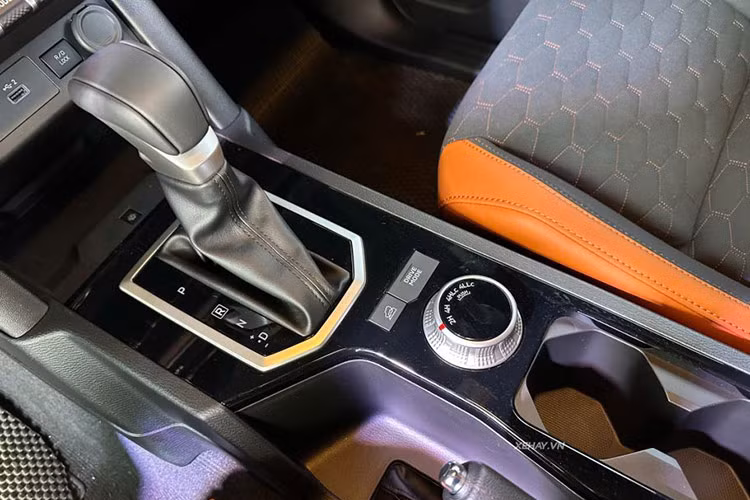 Xe dùng động cơ diesel MIVEC tăng áp kép 2.4L 4N16 mới, công suất 201 mã lực và mô-men xoắn 470Nm, đi kèm hộp số tự động 6 cấp. Cùng đó là 7 chế độ vận hành gồm: Đường trường, Tiết kiệm, Tuyết (Trơn trượt), Sỏi, Bùn, Cát, Đá.