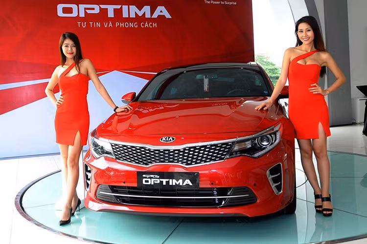 Theo số liệu của iSeeCars, phụ nữ chọn mua xe ôtô Kia lớn gấp đôi so với nam giới về nhiều mặt ở phân khúc này, bởi đơn giản - phụ nữ luôn yêu sự nhỏ gọn và... giá rẻ luôn được lòng phụ nữ.