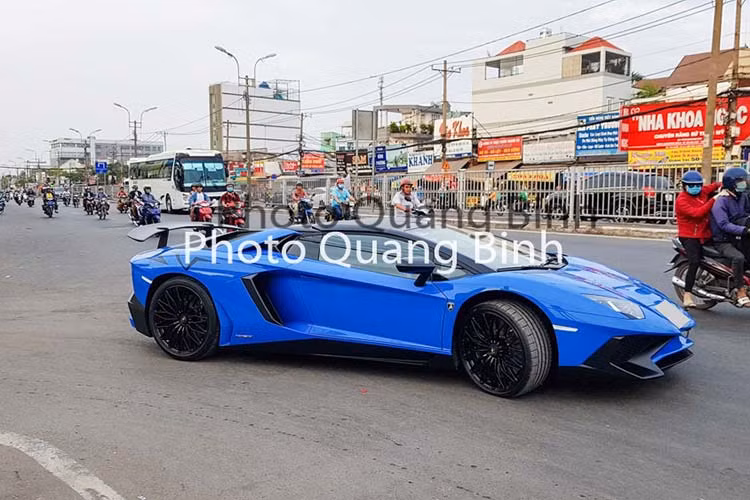 Mới đây, tại một trạm đăng kiểm ở quận Thủ Đức, TP HCM đã gây bất ngờ lớn cho giới chơi xe trong khắp cả nước khi có sự xuất hiện của một chiếc siêu xe Lamborghini Aventador LP750-4 SV Roadster chỉ sản xuất giới hạn 500 chiếc trên toàn thế giới.