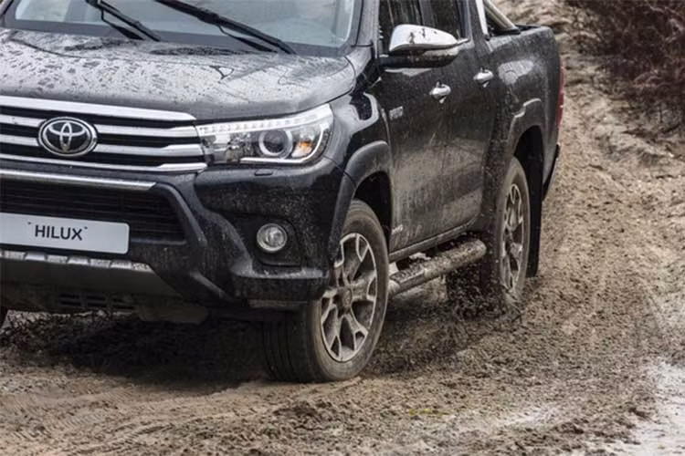 Nhân dịp kỷ niệm 50 năm sinh nhật của mẫu xe bán tải Toyota Hilux, thương hiệu Toyota tại châu Âu đã vừa ra mắt phiên bản đặc biệt mới của chiếc xe mang tên gọi Invincible 50 Chrome Edition. Dựa trên cơ sở Hilux thế hệ thứ 8 trước đợt facelift vào cuối thu 2017.